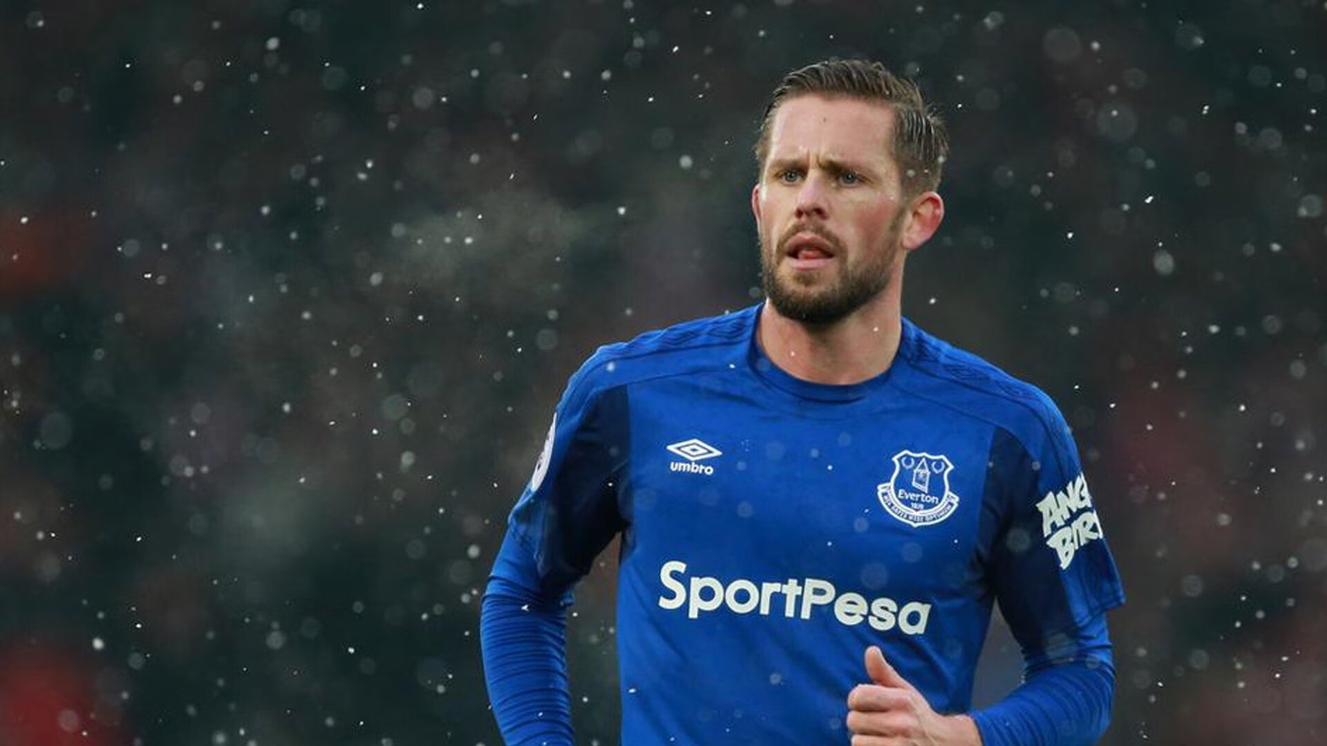 “东桃花岛缆绳滑水赛：水面上的速度与技术比拼”